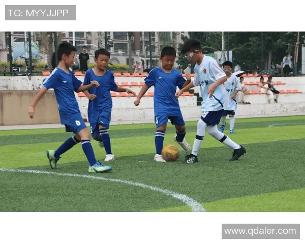 上海足球星光杯十一人制赛事精彩纷呈 各队竞技激烈展现球员风采 上海足球星光杯十一人制赛事精彩纷呈 各队竞技激烈展现球员风采